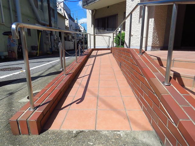 学芸大ハイツ　スロープ