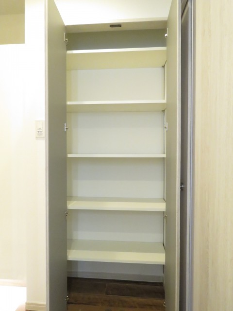 ビリジアン学芸大学　廊下収納