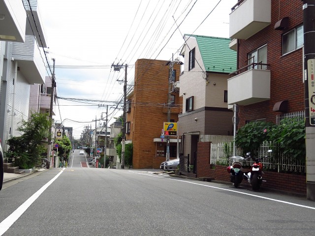 サンライズ弦巻　前面道路