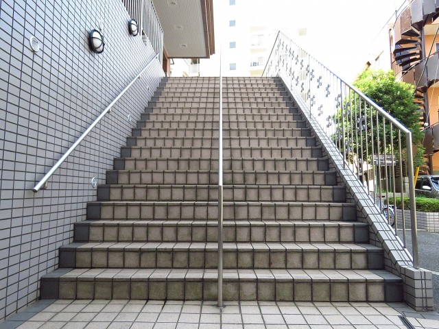 エンゼルハイム馬事公苑　エントランスまでの階段