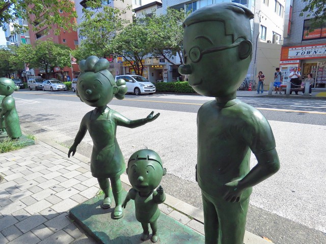 サンライズ弦巻　サザエさん一家銅像