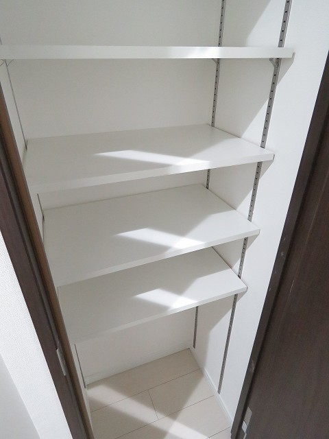 レインボー目白　廊下収納