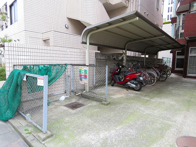 レインボー目白　ゴミ置場と駐輪場