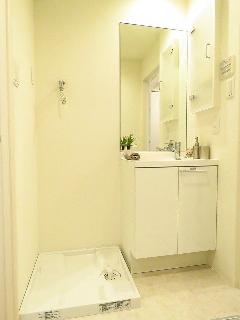 セブンスターマンション東山　洗濯機置場と洗面化粧台