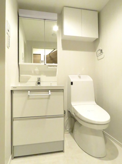 チサンマンション参宮橋　洗面化粧台とトイレ