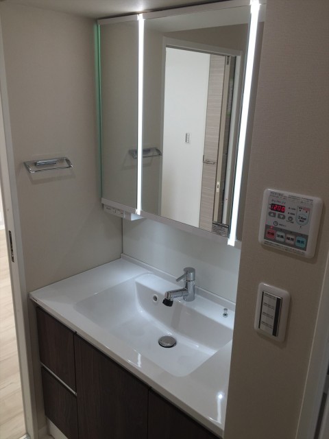 ハイホーム本陣　三面鏡