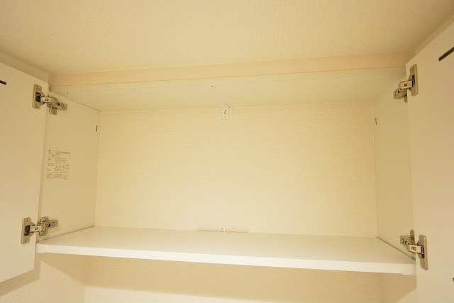 日商岩井豪徳寺マンション　トイレ吊戸棚