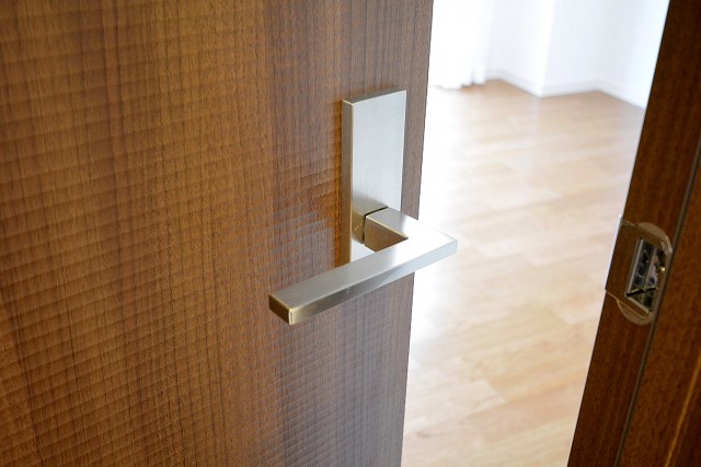 日商岩井豪徳寺マンション　7.4帖洋室ドア