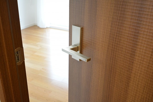 日商岩井豪徳寺マンション　6.4帖洋室ドア