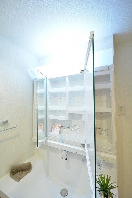 クレール荻窪　三面鏡の裏収納