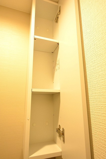 朝日目白台マンション　トイレ吊戸棚