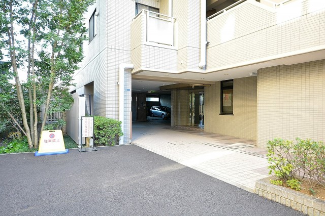 藤和シティホームズ高輪台　駐車場入り口