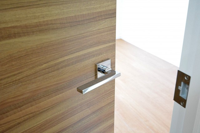 アルテール新宿　6.0帖洋室②ドア