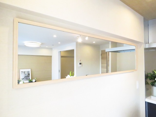 ニューハイツ田園調布　LDK壁面の鏡