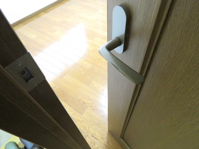 日商岩井大岡山第2マンション　洋室扉