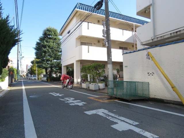第一フォンタナ駒沢　エントランス前道路