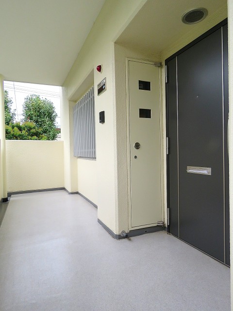 日商岩井大岡山第2マンション　玄関前