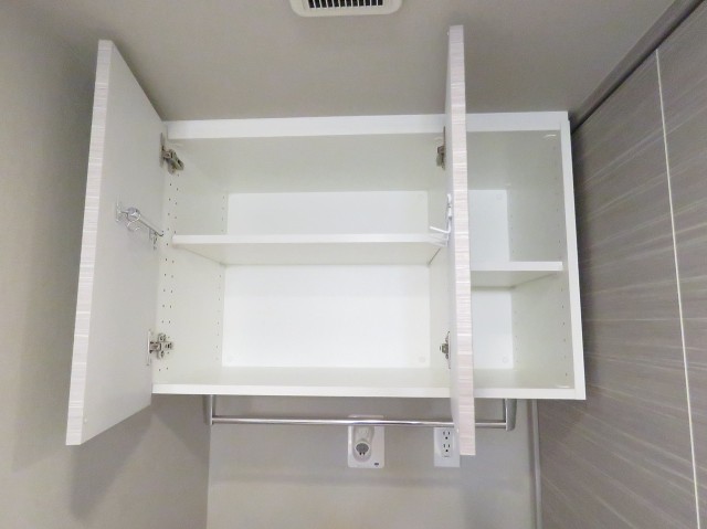 ライオンズ千代田三崎町　洗濯機置場上の収納