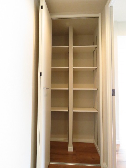 マコトパレス　廊下収納