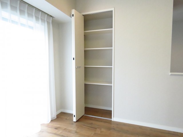 マコトパレス　リビング収納