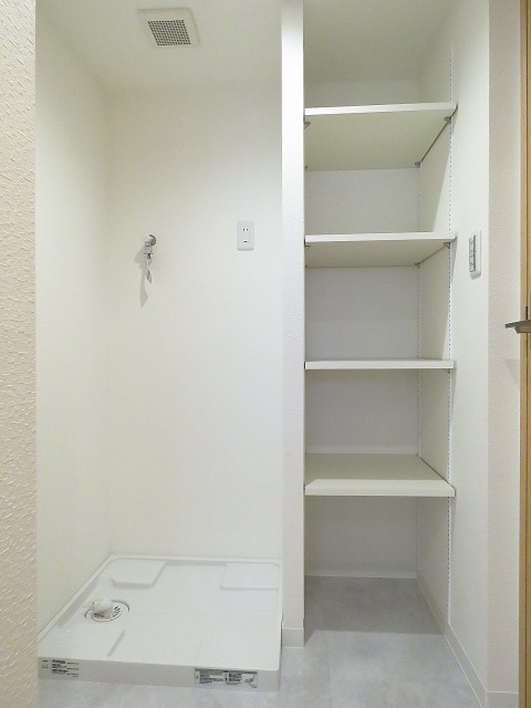 シャトー赤坂　洗濯機置場と収納棚