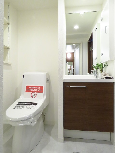 氷川アネックス2号館　トイレと洗面化粧台