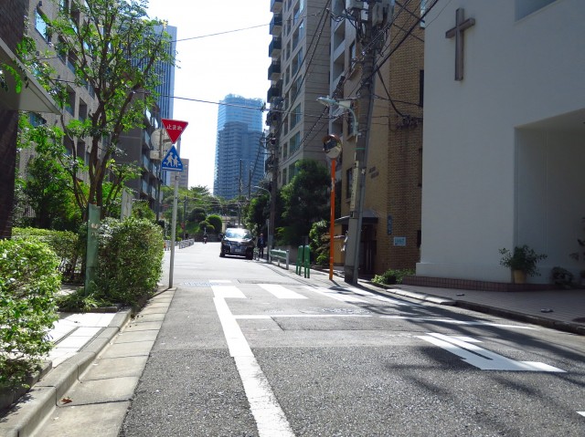 氷川アネックス2号館　前面道路