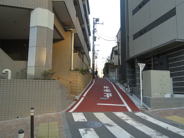 ユニーブル新宿西　エントランス前道路