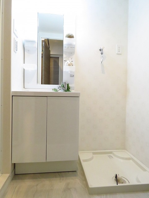 五反田ダイヤモンドマンション　洗面化粧台と洗濯機置場