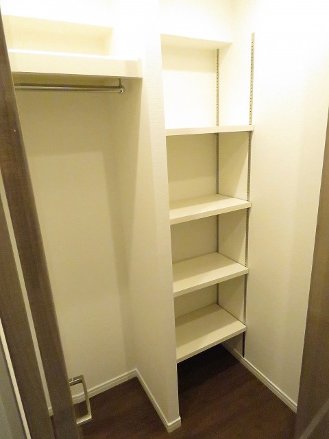 秀和第二神宮レジデンス　廊下収納
