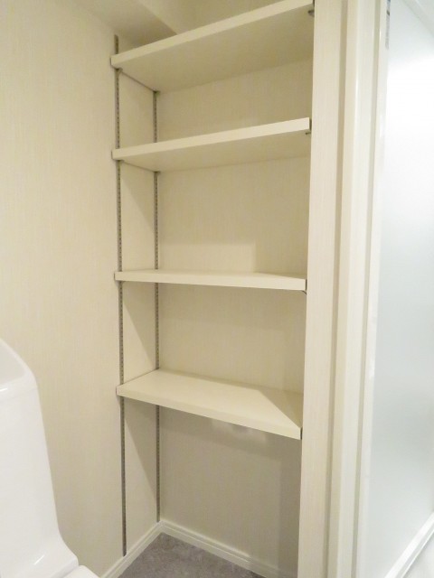 秀和第二神宮レジデンス　収納棚