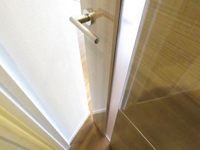 秀和第二神宮レジデンス　LDK扉