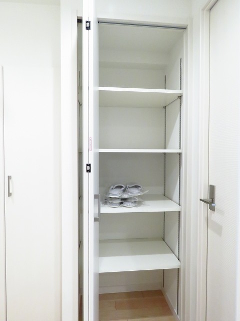 秀和代官山レジデンス　廊下収納