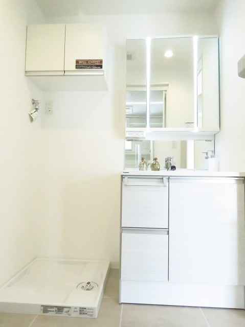 学芸大ゴールデンハイツ　洗濯機置場と洗面化粧台