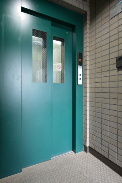 ユニーブル新宿西 玄関