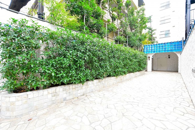 秀和第2北青山レジデンス　エントランスアプローチ