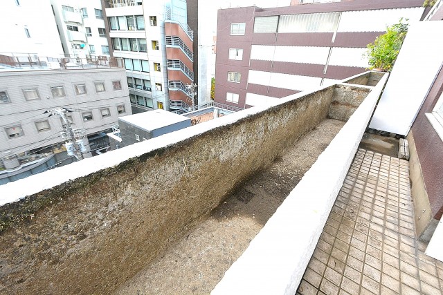 代官山エーデルハイム　バルコニーの花壇