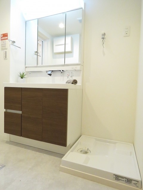 ハイマート若松　洗面化粧台と洗濯機置場