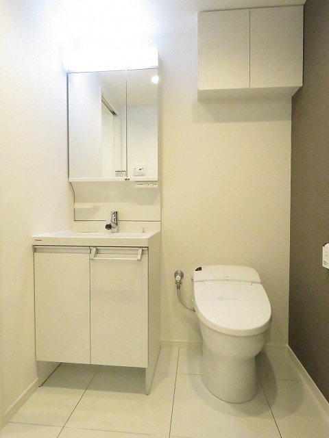 越前堀永谷マンション　洗面化粧台とトイレ