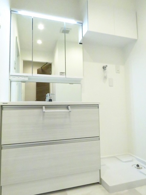 千駄ヶ谷第一スカイハイツ　洗面化粧台と洗濯機置場