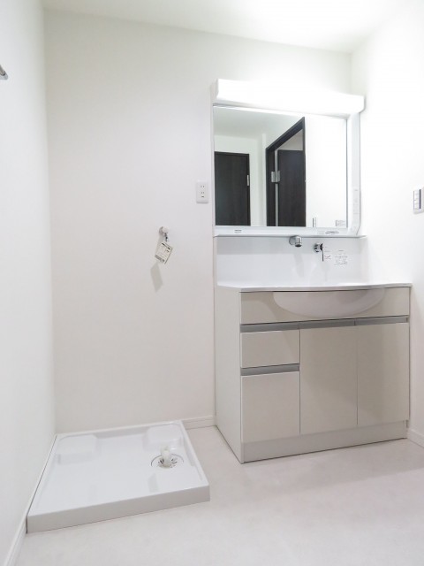 ダイアパレス都立大　洗濯機置場と洗面化粧台