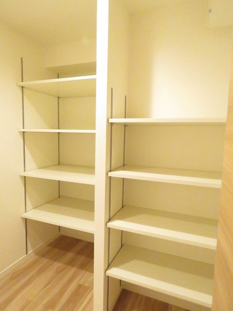 小石川ハウス　廊下収納