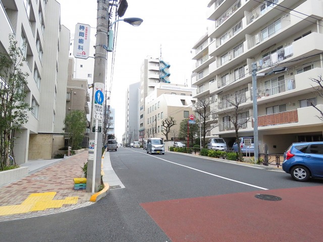 小石川ハウス　エントランス前通り