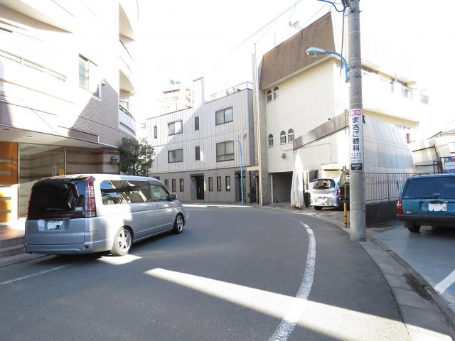 朝日ラ・パリオ四谷　前面道路