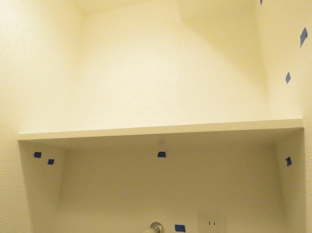 朝日ラ・パリオ四谷　洗濯機置場上の棚