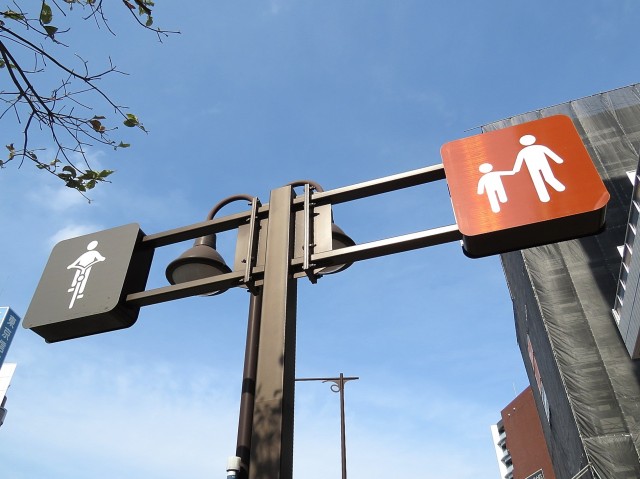 宏和マンション池袋　マンション前歩道