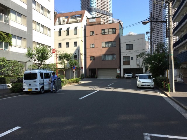秀和新川レジデンス　前面道路