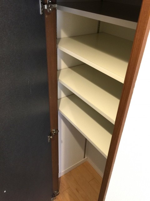 秀和新川レジデンス　廊下収納