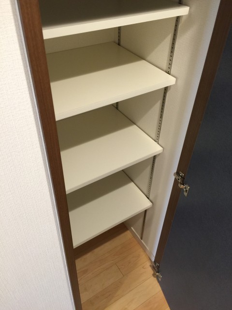秀和新川レジデンス　廊下収納