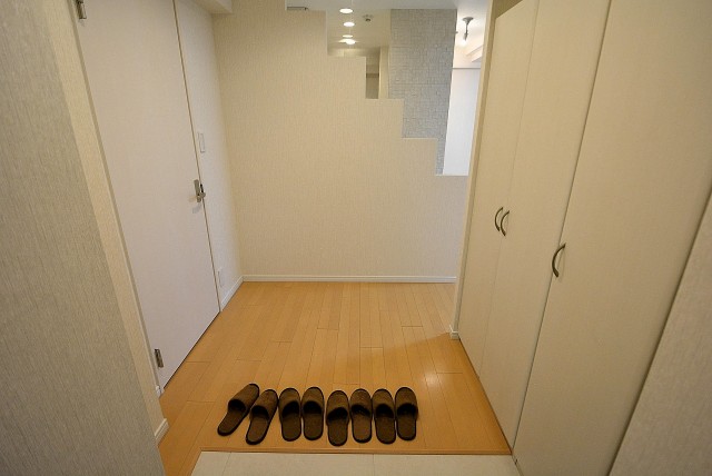 西麻布ハイツ701号室 玄関 (1)